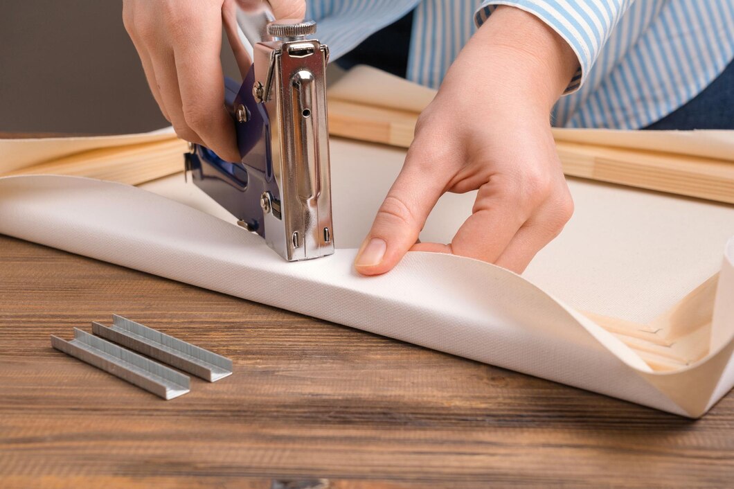 Tension de la toile avec une pince à tendre professionnelle